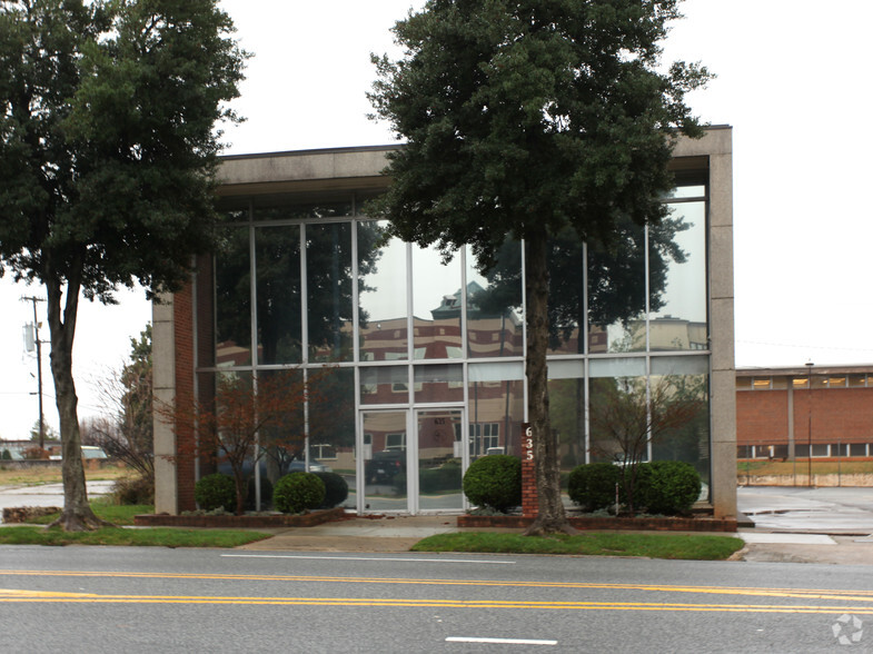 635 N Main St, High Point, NC for rent - Building Photo - Image 1 of 5