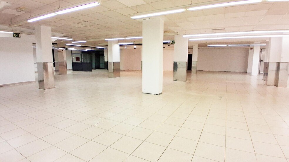 Retail in Salamanca, Salamanca to rent - Building Photo - Image 3 of 45