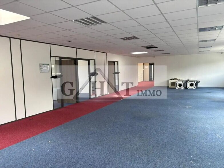 Office in Buc to rent - Building Photo - Image 2 of 3