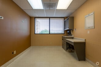 6565 E Carondelet Dr, Tucson, AZ to rent Interior Photo- Image 2 of 6