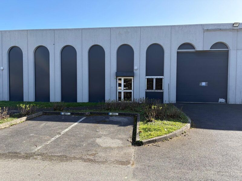 Light Industrial in Noisy-le-Grand to rent Building Photo- Image 1 of 11