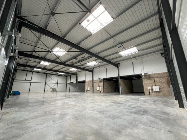 Route De Martigues, Marignane for sale - Building Photo - Image 3 of 8