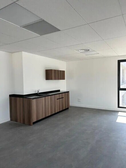 Office in Aubagne to rent - Interior Photo - Image 2 of 6