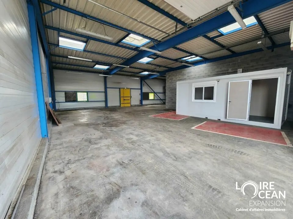 Location Local d'activités 318 m² - Photo 1