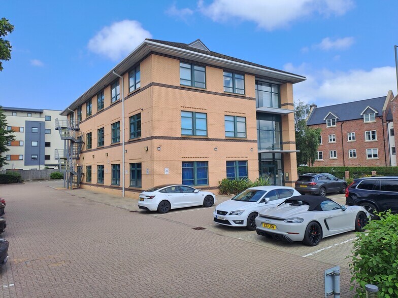 85 Great North Rd, Hatfield to rent - Building Photo - Image 1 of 17