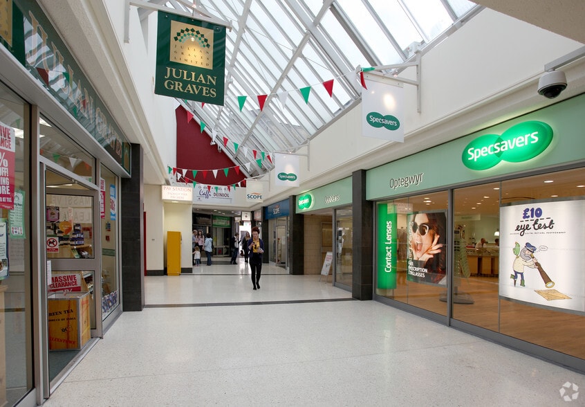 High St, Bangor to rent - Building Photo - Image 3 of 5