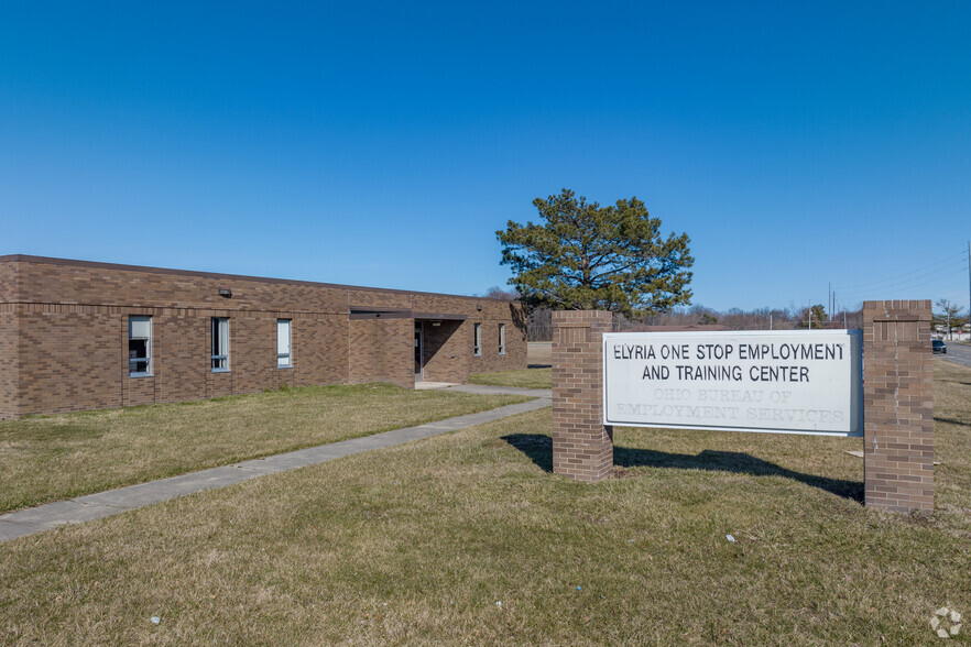 355 Griswold Rd, Elyria, OH for rent - Building Photo - Image 3 of 5