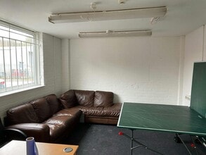 Vale Park Way, Manchester to rent Building Photo- Image 2 of 3