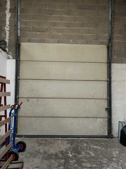 Light Industrial in Stains to rent - Interior Photo - Image 3 of 4