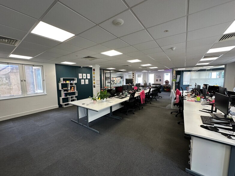 9 Castle Sq, Brighton to rent - Building Photo - Image 3 of 10