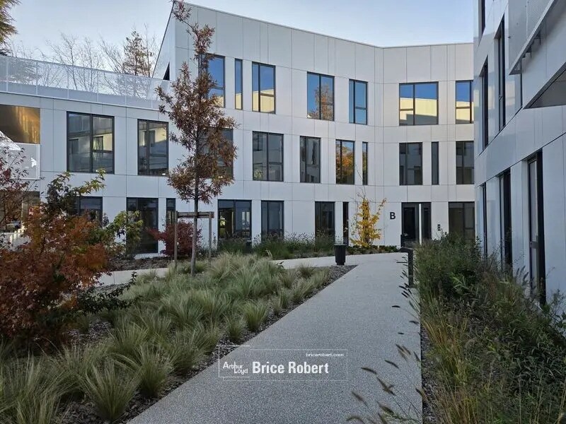 Office in Limonest to rent Building Photo- Image 1 of 15