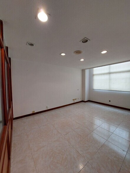 Office in Las Palmas de Gran Canaria, Las Palmas to rent - Interior Photo - Image 2 of 18