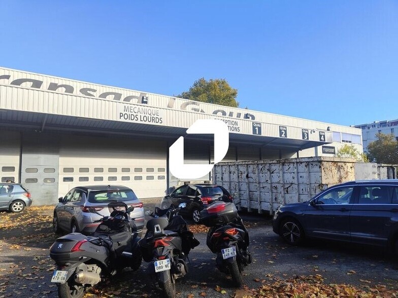 Light Industrial in Villeneuve-la-Garenne to rent - Building Photo - Image 2 of 6
