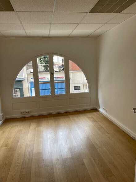Retail in Paris to rent - Interior Photo - Image 2 of 8