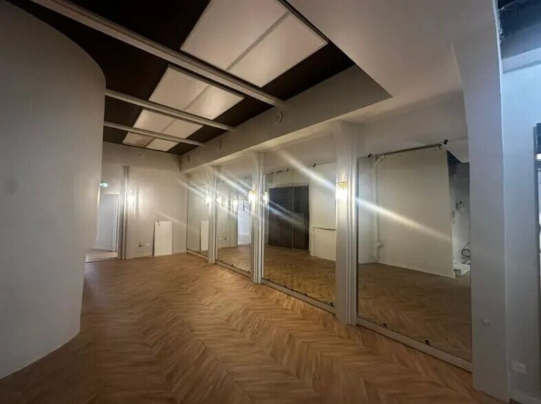 Retail in Paris for sale - Interior Photo - Image 2 of 7