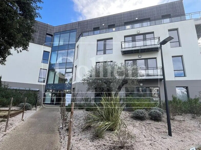 Office in Aix-en-Provence to rent - Building Photo - Image 1 of 14