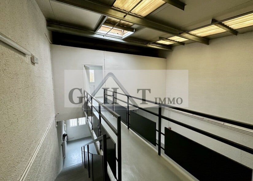 Industrial in Savigny-le-Temple to rent - Interior Photo - Image 2 of 3