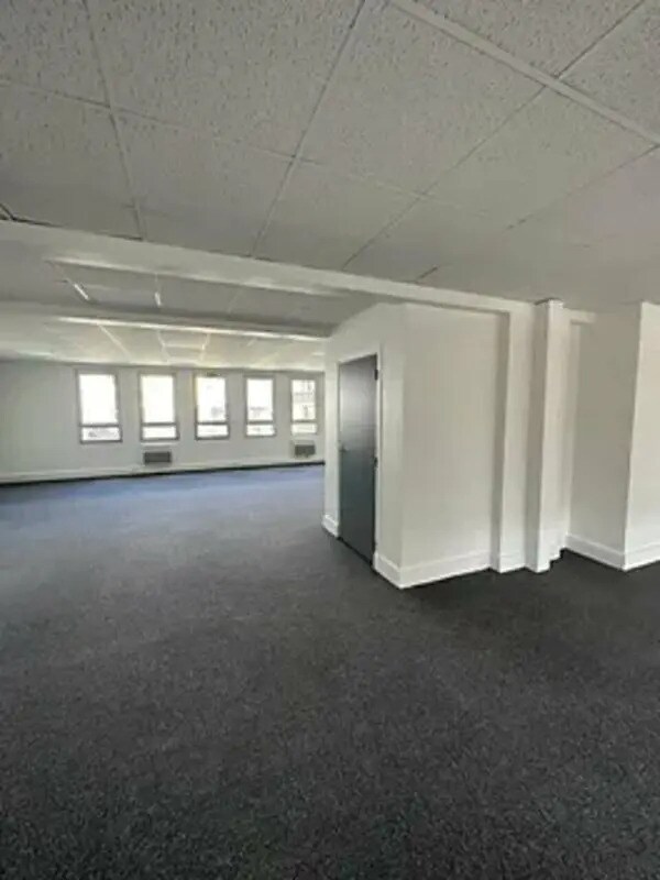 Office in Clichy to rent Interior Photo- Image 1 of 8
