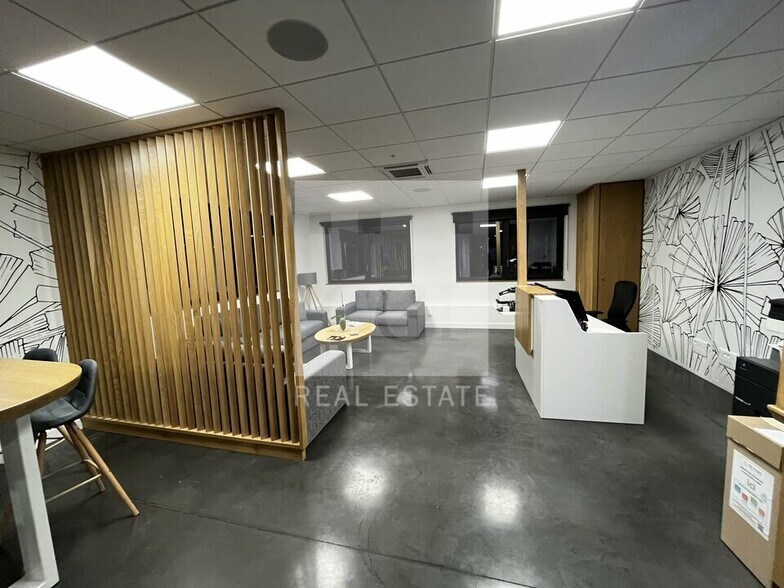 Office in Chaponnay to rent - Interior Photo - Image 2 of 6
