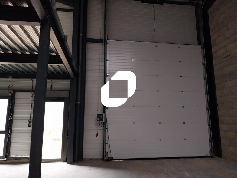 Light Industrial in Vénissieux to rent - Interior Photo - Image 3 of 12