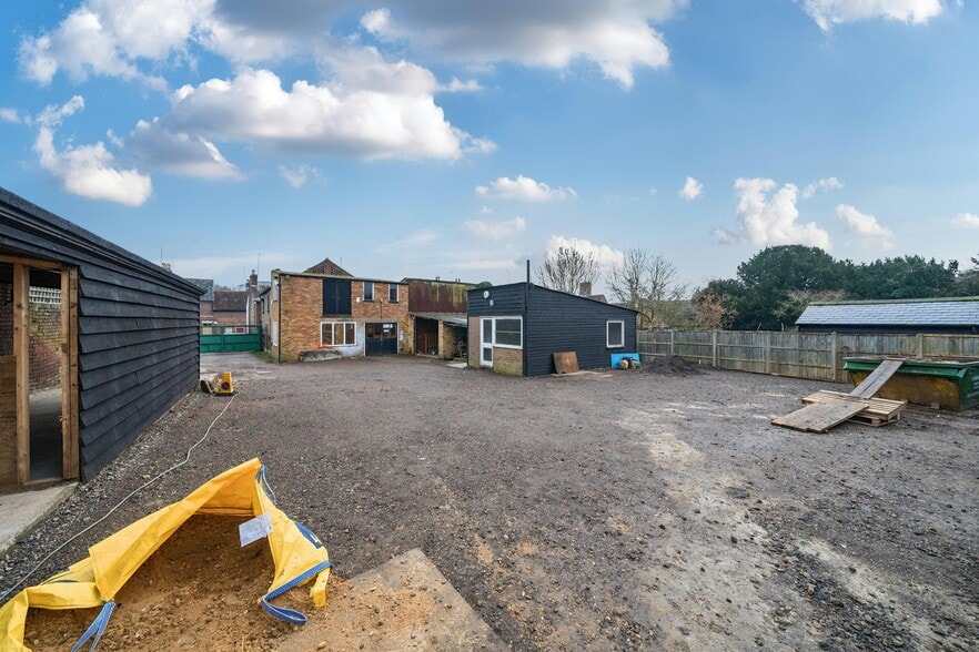 50 High St, Markyate to rent - Building Photo - Image 2 of 37