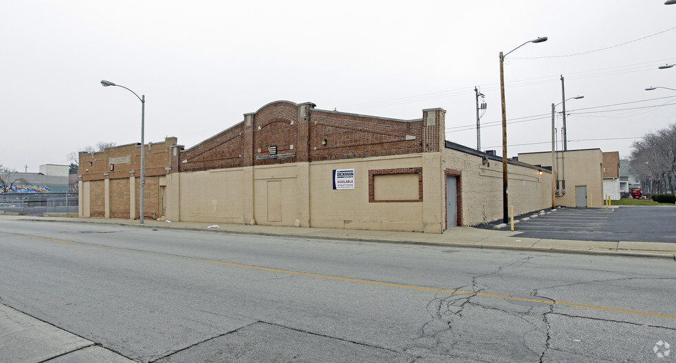 Industrial building & adjacent parking portfolio of 2 properties for sale on LoopNet.co.uk - Primary Photo - Image 1 of 1