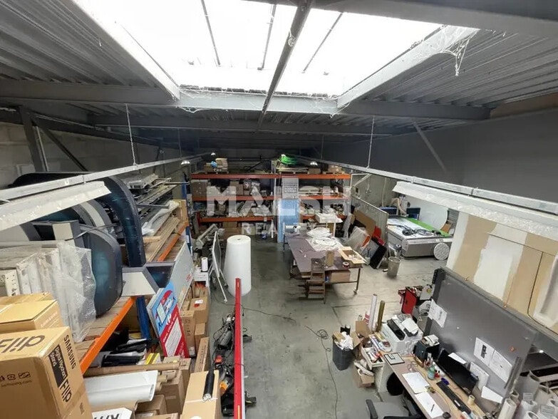 Light Industrial in Brignais to rent - Interior Photo - Image 2 of 7