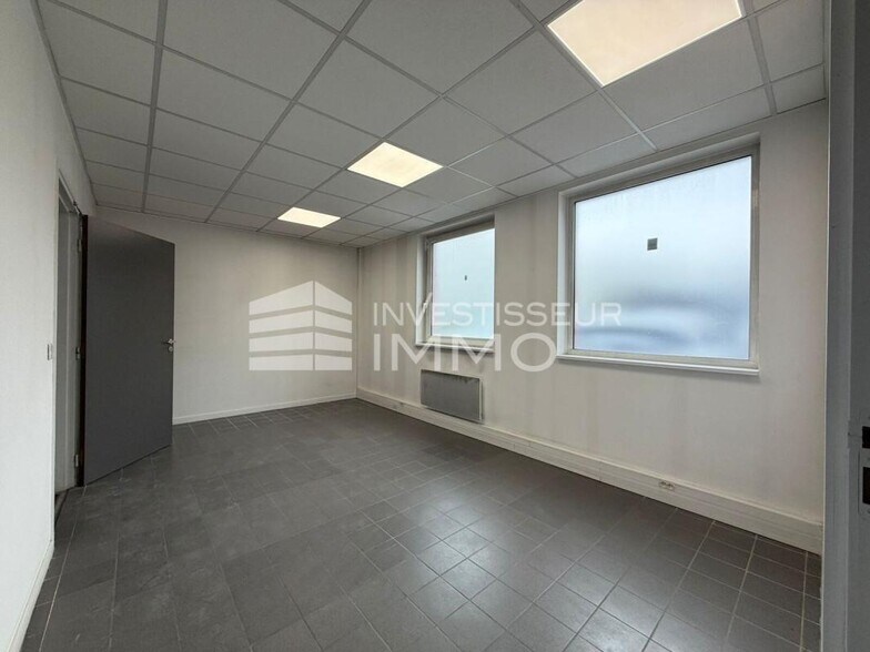 Light Industrial in Champs Sur Marne to rent - Building Photo - Image 3 of 6