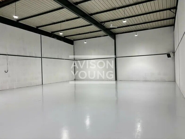 Light Industrial in Villepinte to rent - Interior Photo - Image 2 of 7