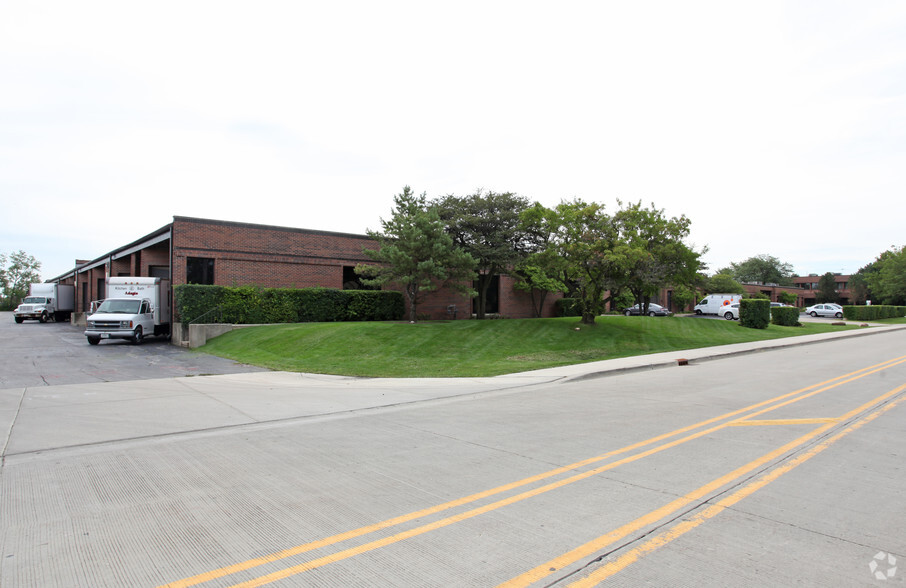 3300-3398 Commercial Ave, Northbrook, IL for rent - Building Photo - Image 3 of 4