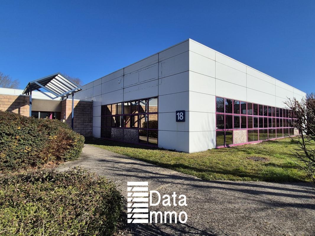 Industrial in Saint-Thibault-des-Vignes to rent Building Photo- Image 1 of 6