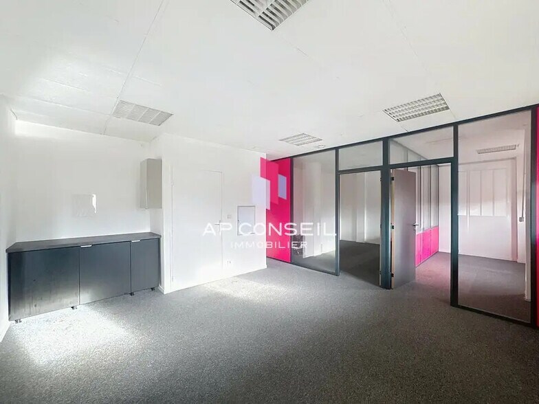 Office in Saint-Germain-en-Laye to rent - Building Photo - Image 2 of 3