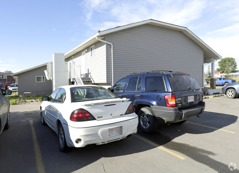 117 East Lake Cres NE, Airdrie, AB for rent - Building Photo - Image 3 of 4