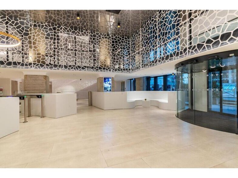 Office in Puteaux to rent - Lobby - Image 3 of 14