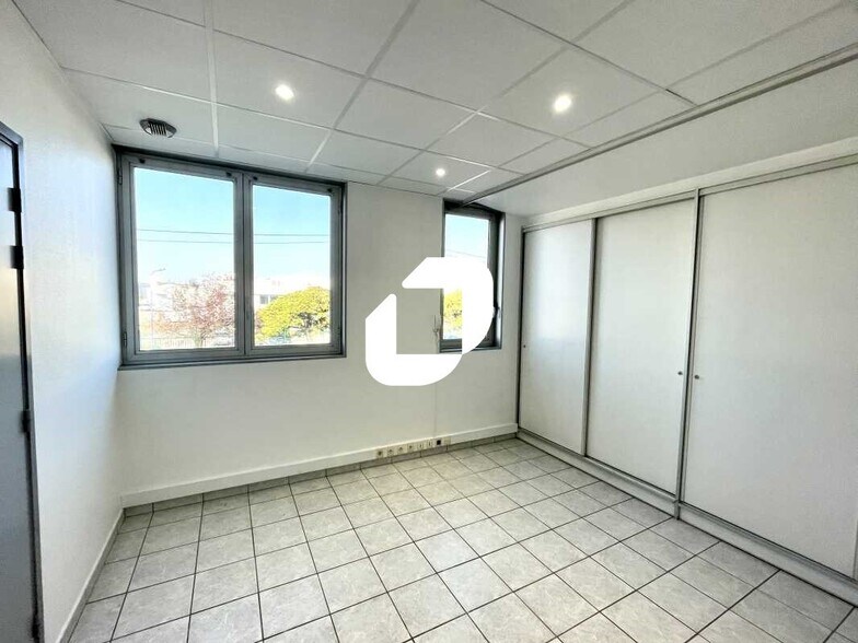 Office in Décines-Charpieu to rent - Building Photo - Image 3 of 10