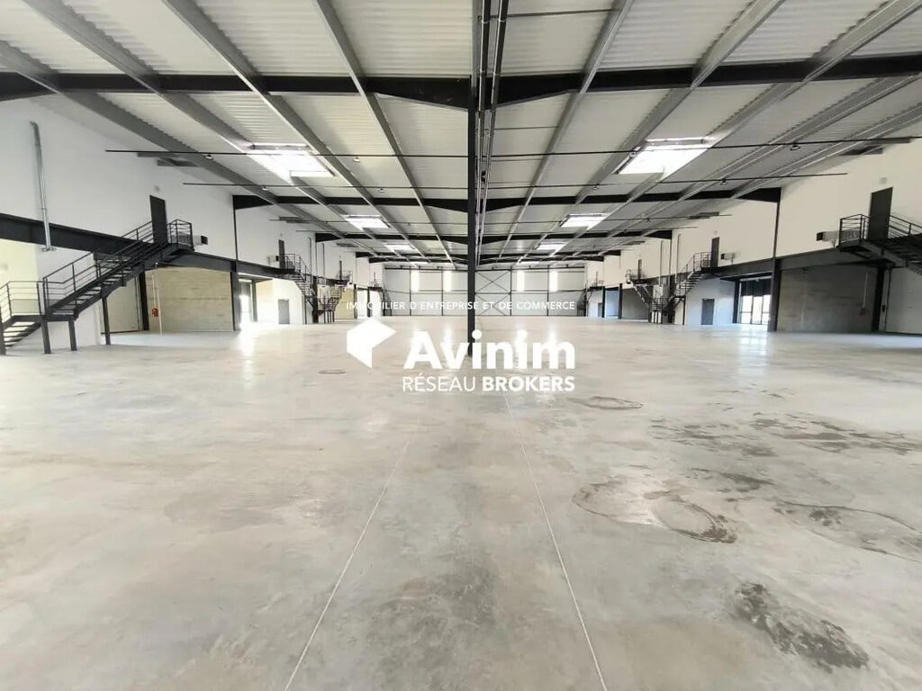 Location Entrepôt 3 150 m² - Photo 1