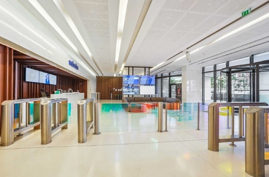 Office in Levallois-Perret to rent - Lobby - Image 2 of 9
