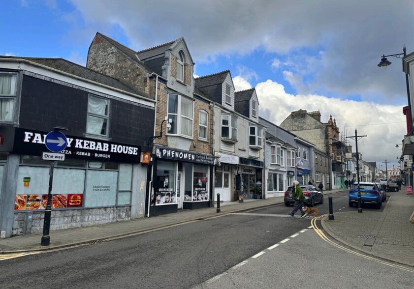 46 Trelowarren St, Camborne to rent - Building Photo - Image 2 of 3