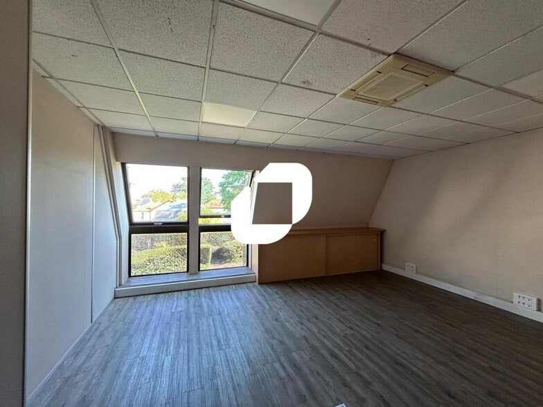 Office in Villejuif to rent - Interior Photo - Image 1 of 7