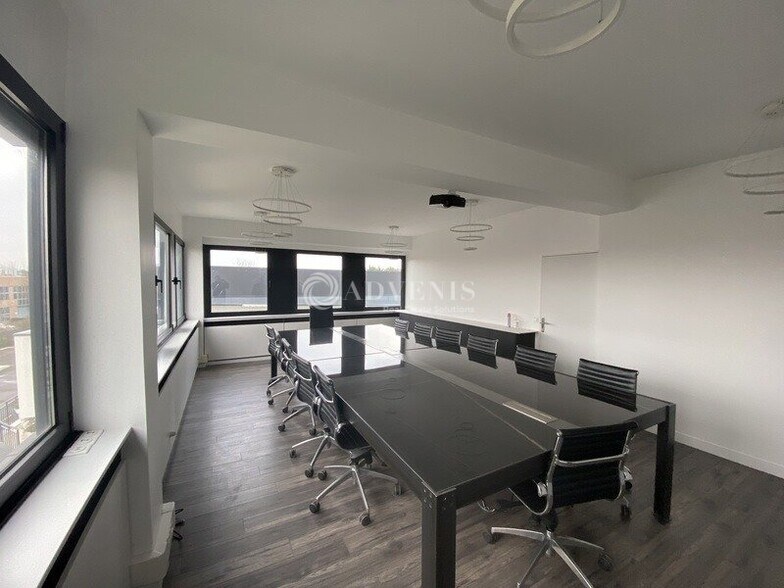 Avenue Des 3 Peuples, Montigny-le-Bretonneux to rent - Interior Photo - Image 1 of 5