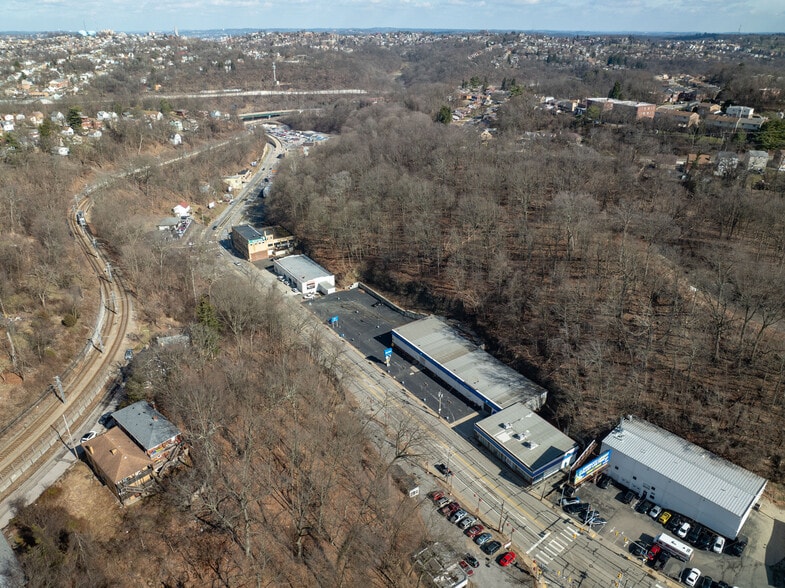 1561 W Liberty Ave, Pittsburgh, PA for rent - Building Photo - Image 3 of 22