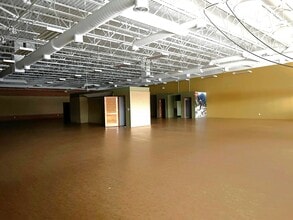 4600 Shelbyville Rd, Louisville, KY to rent Interior Photo- Image 1 of 7