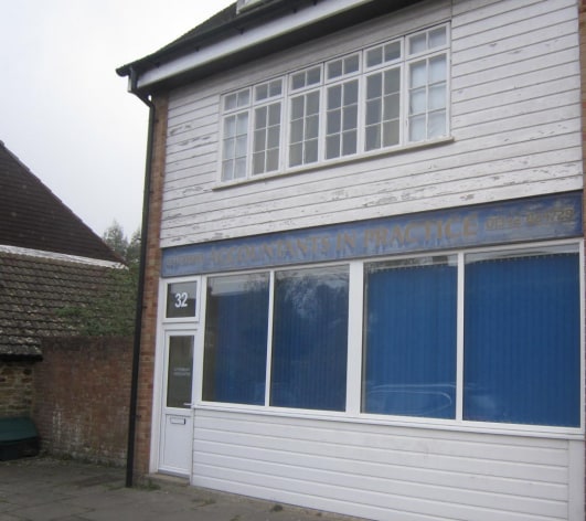 32 Maypole Rd, East Grinstead for sale Primary Photo- Image 1 of 1