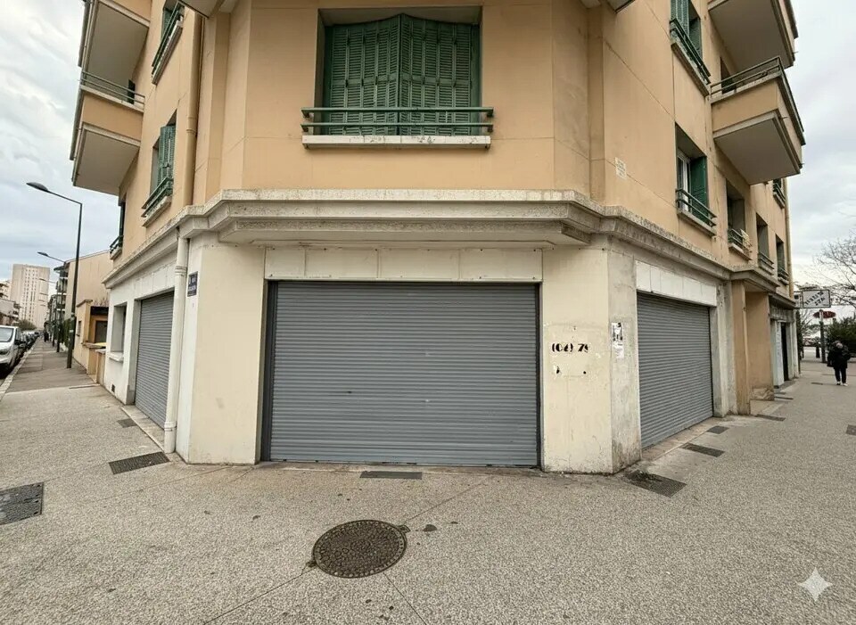 Retail in Villeurbanne to rent Building Photo- Image 1 of 2