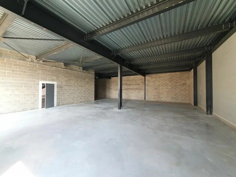 2-4 Avenue Du Valquiou, Tremblay-en-France for sale - Interior Photo - Image 2 of 11