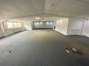 High St S, Dunstable to rent Interior Photo- Image 2 of 2