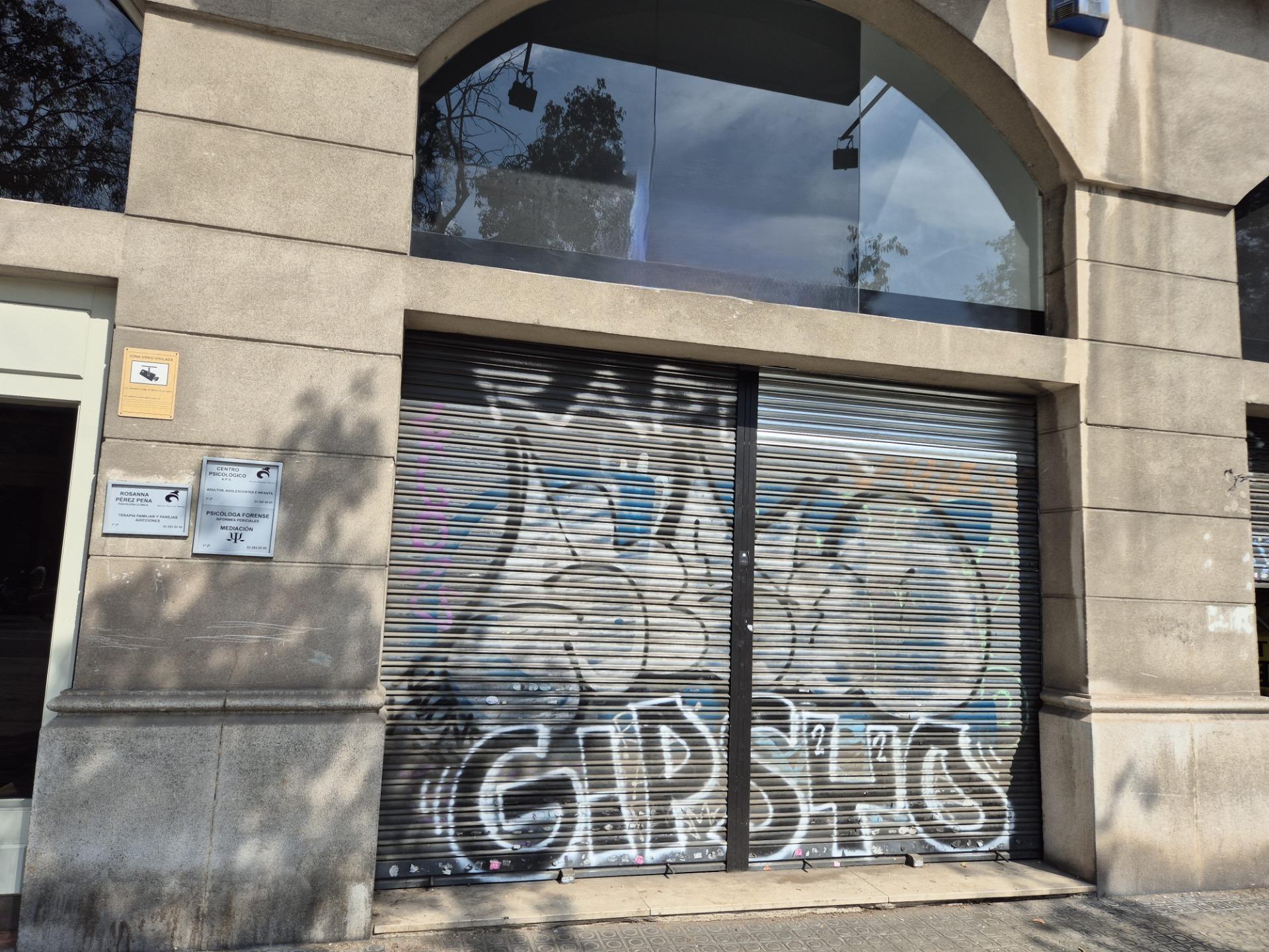 Retail in Barcelona, Barcelona to rent Building Photo- Image 1 of 11