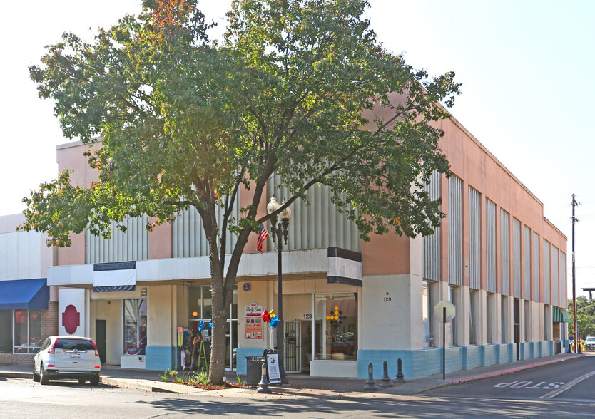 125-129 N Main St, Porterville, CA for rent - Building Photo - Image 2 of 26