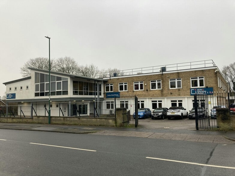 Robins Wood Rd, Nottingham to rent - Building Photo - Image 2 of 9