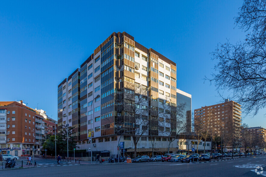 Residential in Madrid, MAD for sale - Primary Photo - Image 1 of 2